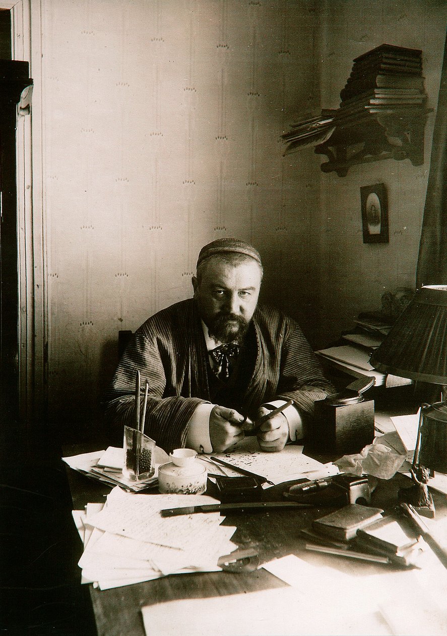 Alexander Kuprin, autore russo, alla sua scrivania, Gatchina, Russia, inizio XX secolo da Karl Karlovich Bulla