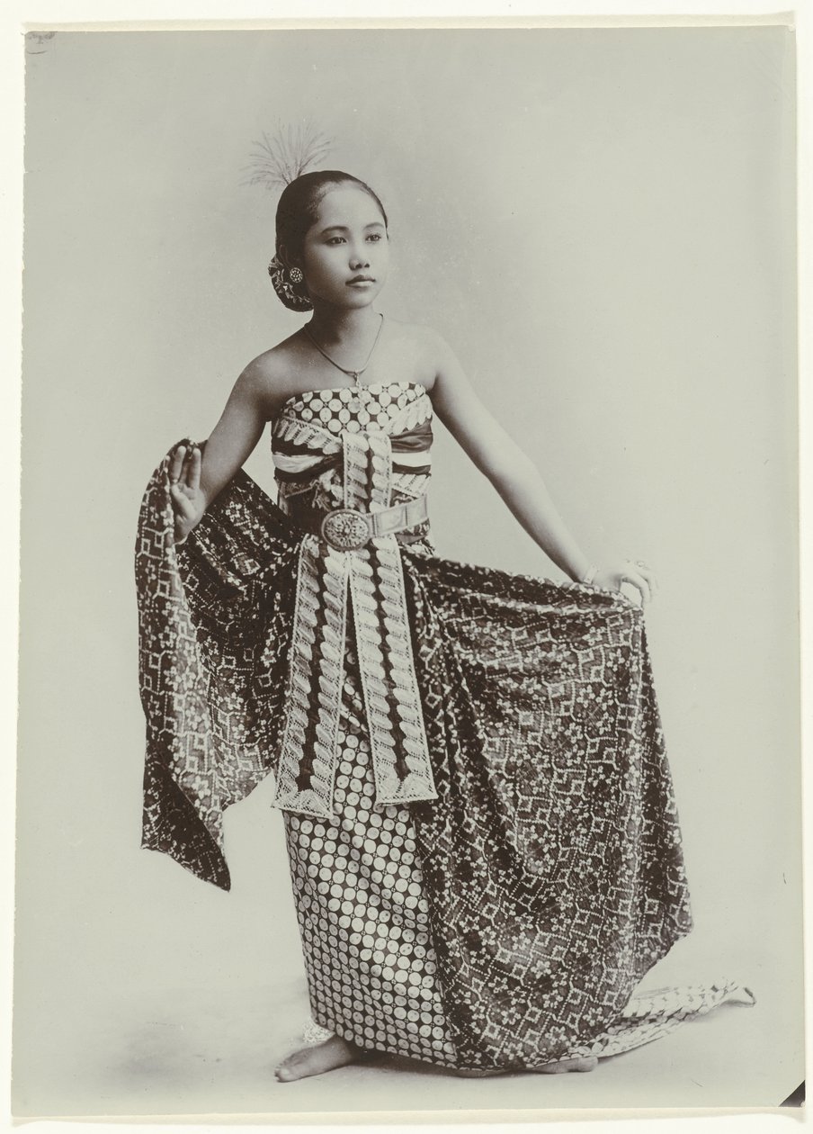 Ritratto in studio di una giovane donna giavanese in sarong da Kassian Cephas