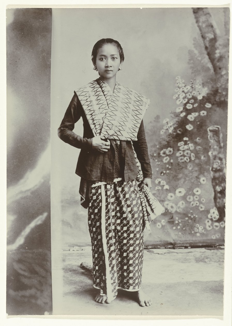 Ritratto in studio di una giovane donna giavanese in un sarong con motivo batik e una camicia a quadretti da Kassian Cephas