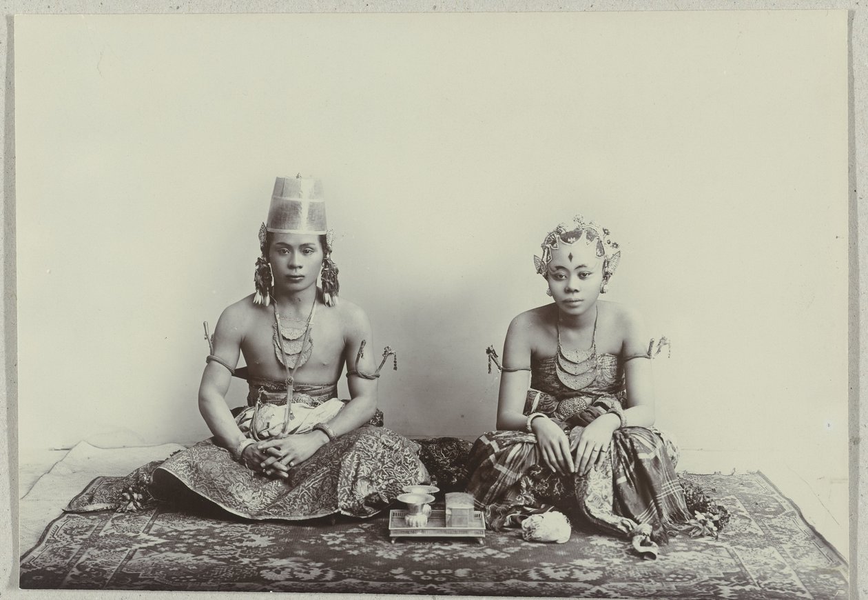 Ritratto in studio di un giovane uomo e una giovane donna giavanesi che indossano un sarong batik da Kassian Cephas