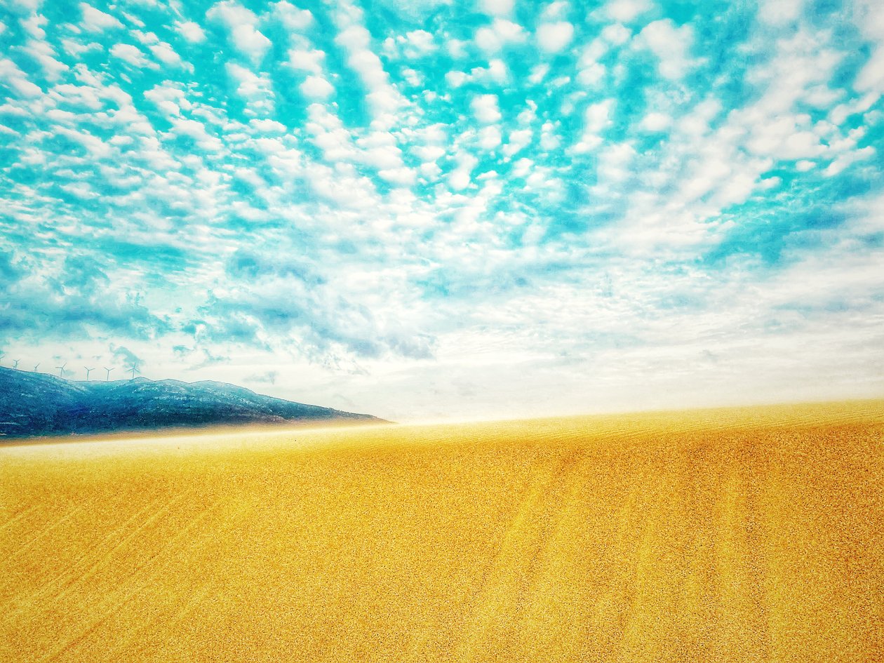 Spiaggia surreale nel deserto tra le montagne da Katha Wood