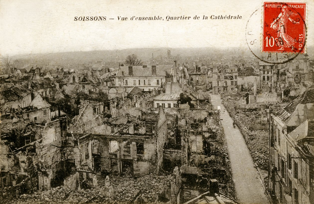 Veduta generale del quartiere della cattedrale in rovina, Soissons da Alec Hunter