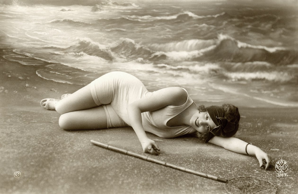 Donna in costume da bagno, c. primi 1900 (cartolina) da Alec Hunter