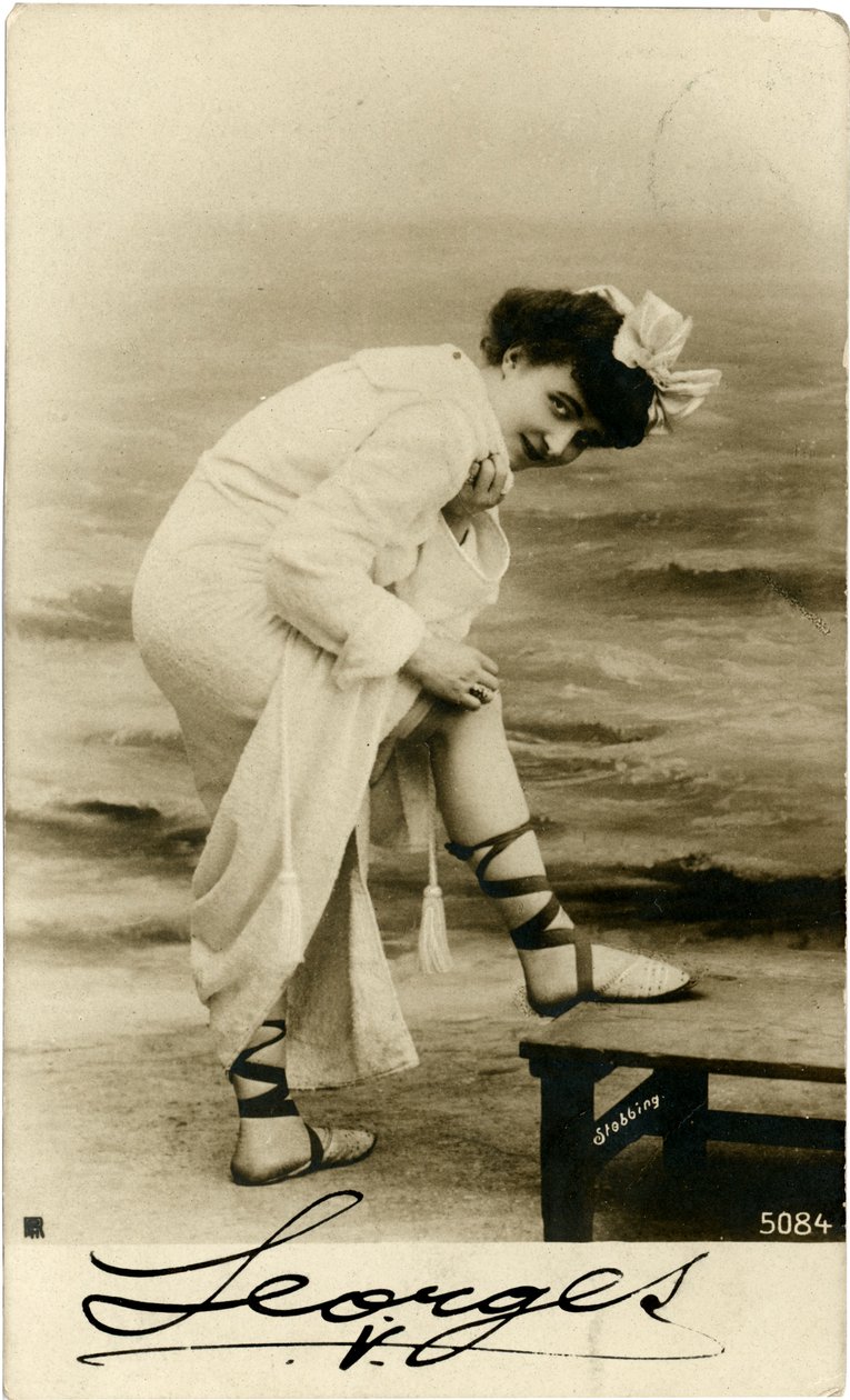 Donna sulla spiaggia, c. primi 1900 (cartolina) da Alec Hunter