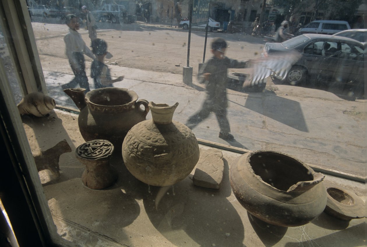 Afghanistan; Herat; antichità in vendita; vetrina; scena di strada, mm7167, 2004 da Kenneth Garrett