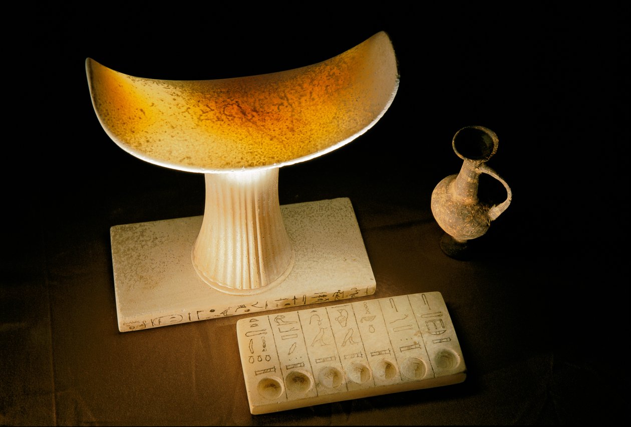Poggiatesta di alabastro di Tetiankhkem e tavoletta delle offerte dei sette oli sacri, Antico Regno, 2002 da Kenneth Garrett