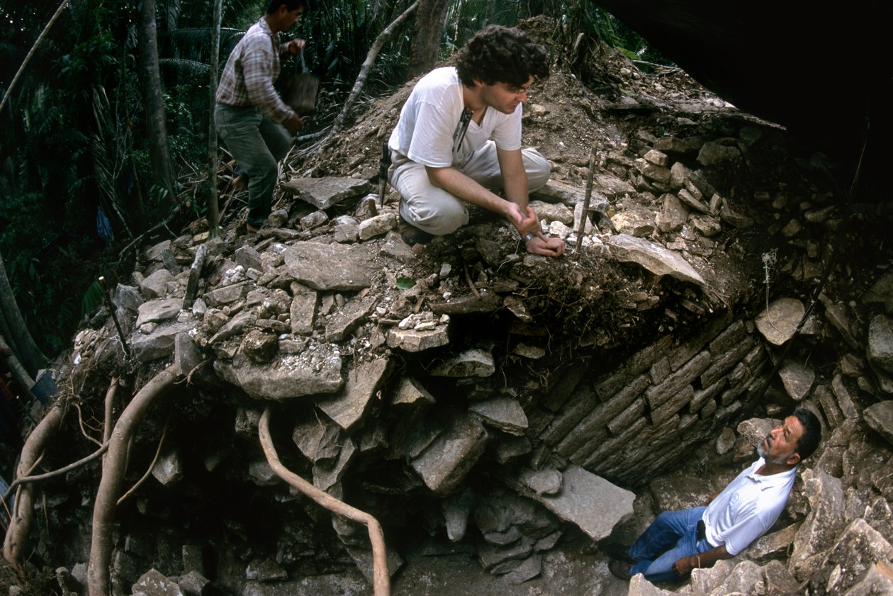 Cancuen, Guatemala, Arthur Demarest, Rudy Larios, Maya, palazzo, Periodo Classico, Peten, 2004 da Kenneth Garrett