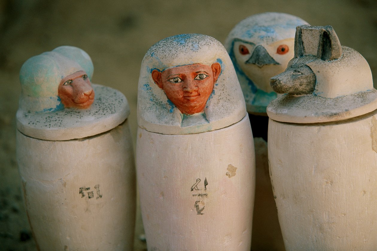 Vasi canopi di Pakerdemamon con tappi dei quattro figli di Horus, Hapy, Duamutef, 2002 (foto) da Kenneth Garrett