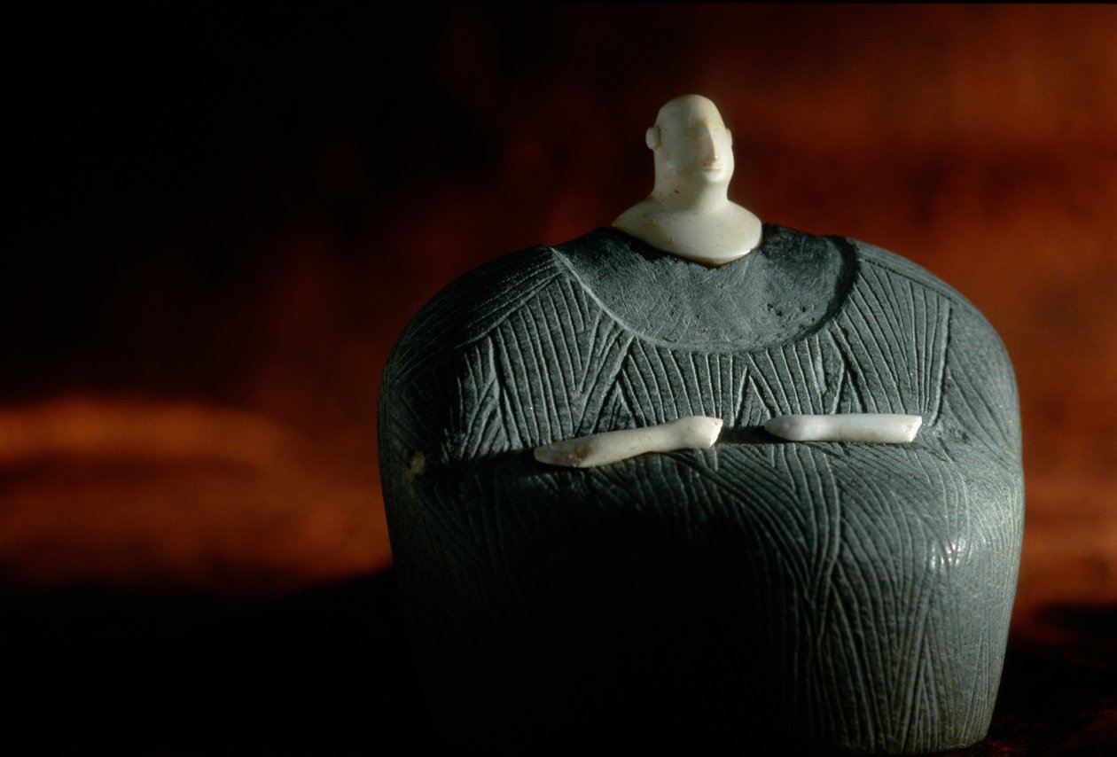 Figurina umana composita di steatite e pietra bianca; Civiltà dell