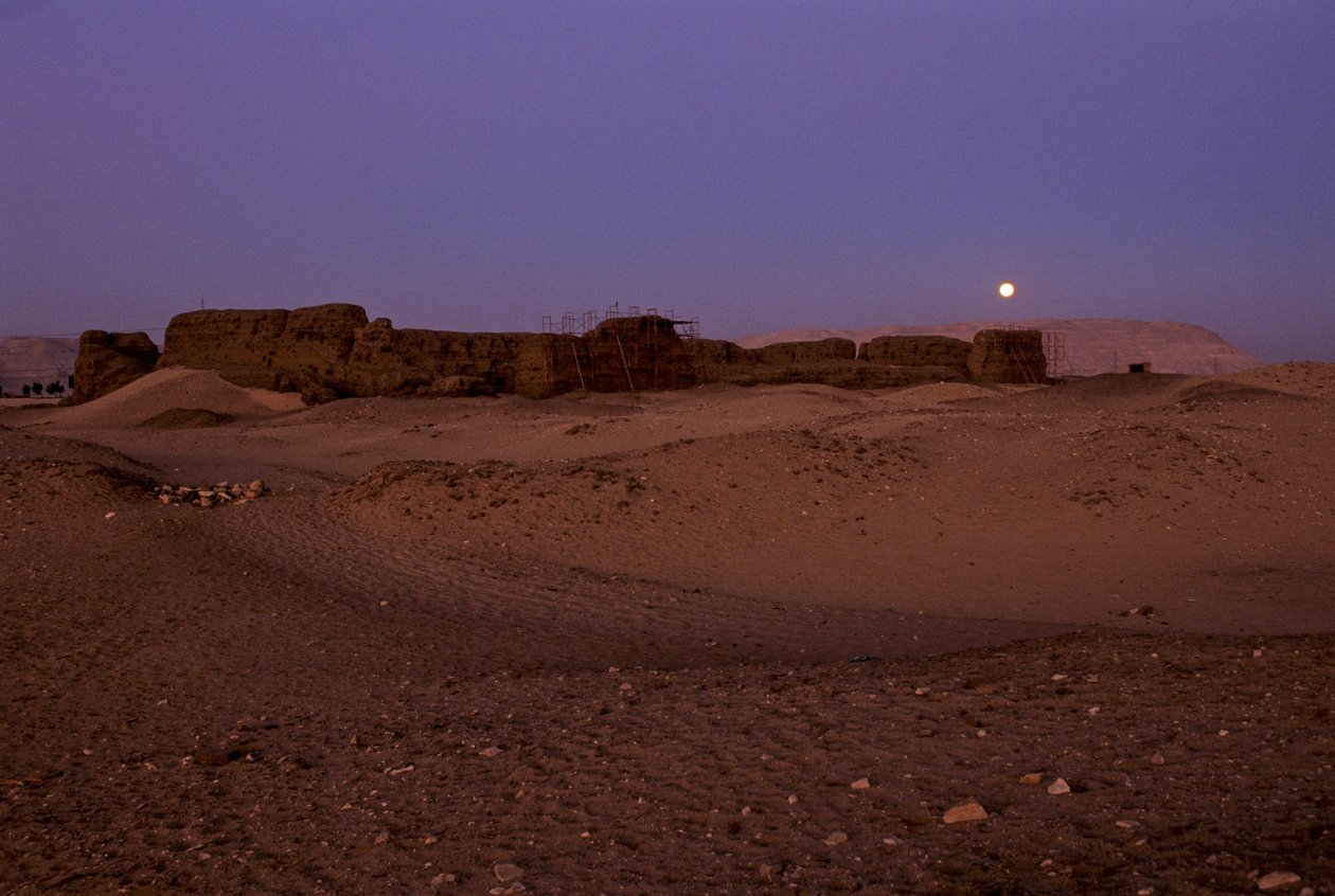 Luna piena che tramonta su Shunet di Khasekhemuy, Abydos, Egitto, 2005 da Kenneth Garrett
