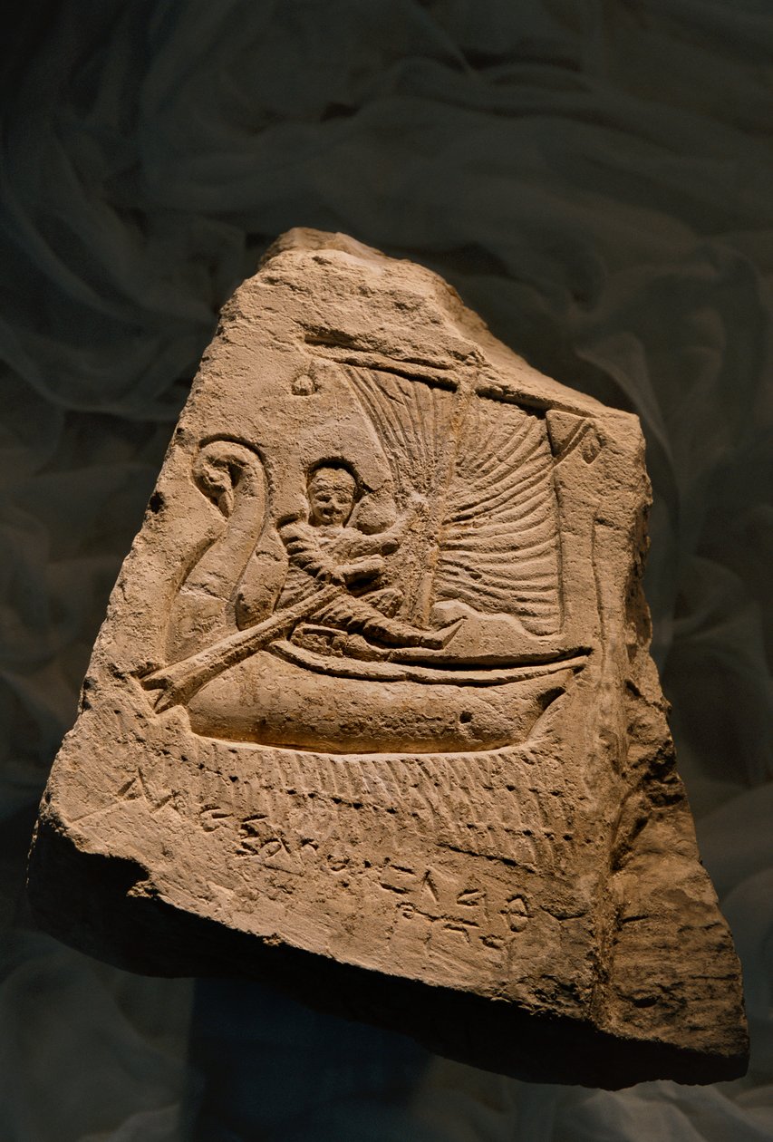 Stele funeraria in calcare che mostra il defunto, un giovane ragazzo, sdraiato in una barca, Periodo Romano, 2002 (foto) da Kenneth Garrett