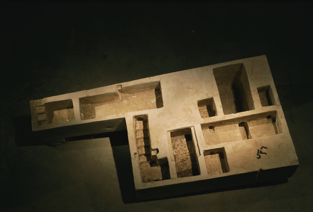 Modello di calcare di una tomba reale, Medio Regno, 2002 da Kenneth Garrett