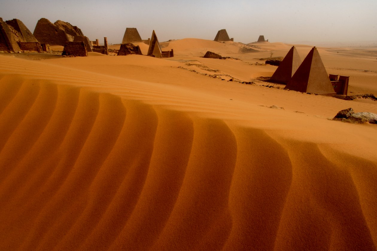 Piramidi di Meroe, Piramidi di Begarawiya, Sudan, Nubia, Faraoni Neri, Terzo Periodo Intermedio, 2007 (foto) da Kenneth Garrett