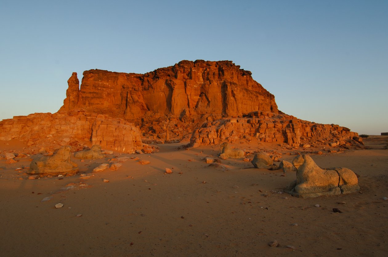 Tramonto e alba, Tempio di Taharka, Porta del Ram, Gebel Barkal, Complesso del Tempio, Faraone Taharka, 2007 (foto) da Kenneth Garrett