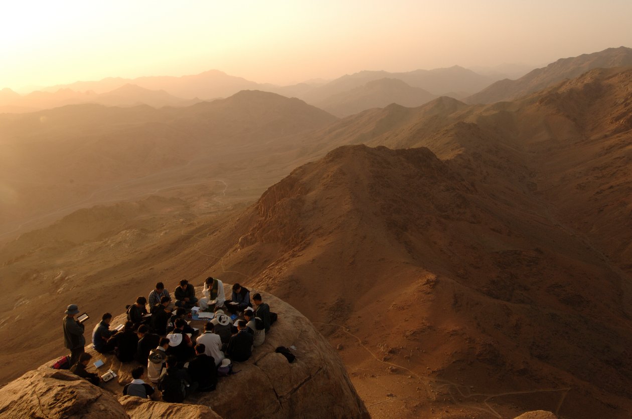 Pellegrini si radunano sul Monte Sinai dove Dio parlò a Mosè, secondo la Bibbia, Vangelo di Giuda, 2006 (foto) da Kenneth Garrett