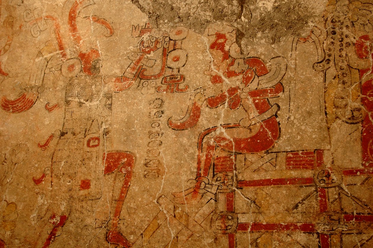 Sacerdote che incorona il re sul trono di accesso, murale del primo periodo preclassico, Maya da Kenneth Garrett