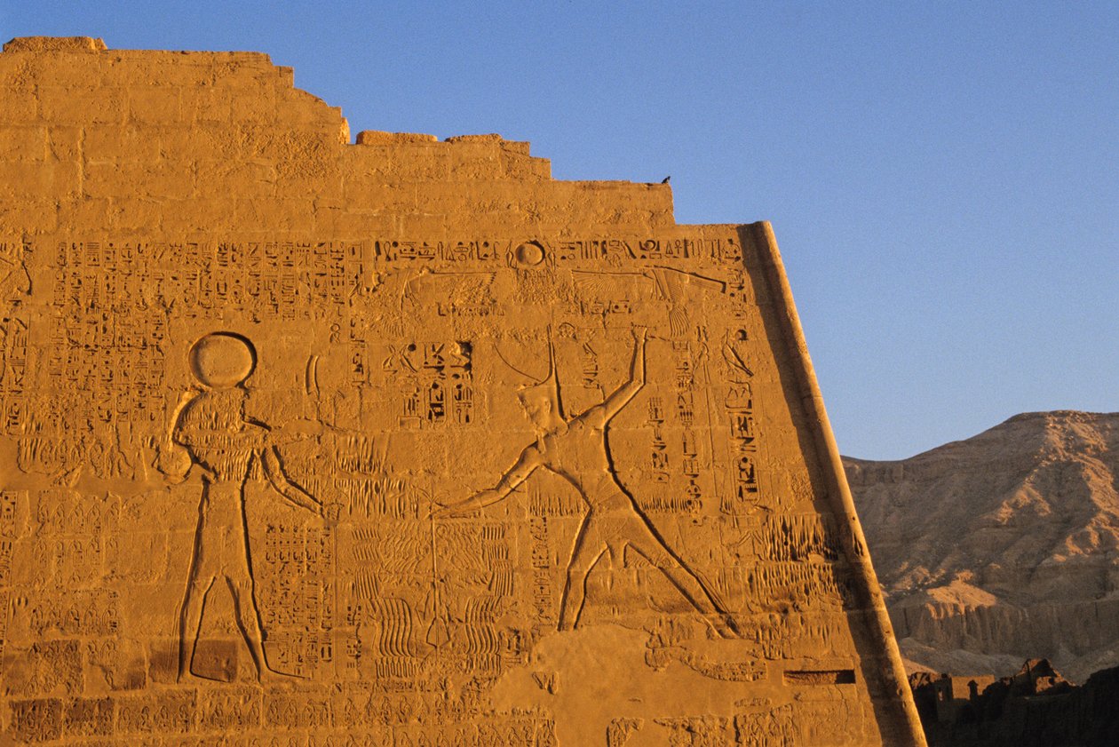 Ramses III che colpisce i nemici, tempio principale, pilone, Medinet Habu, Nuovo Regno, Egitto da Kenneth Garrett