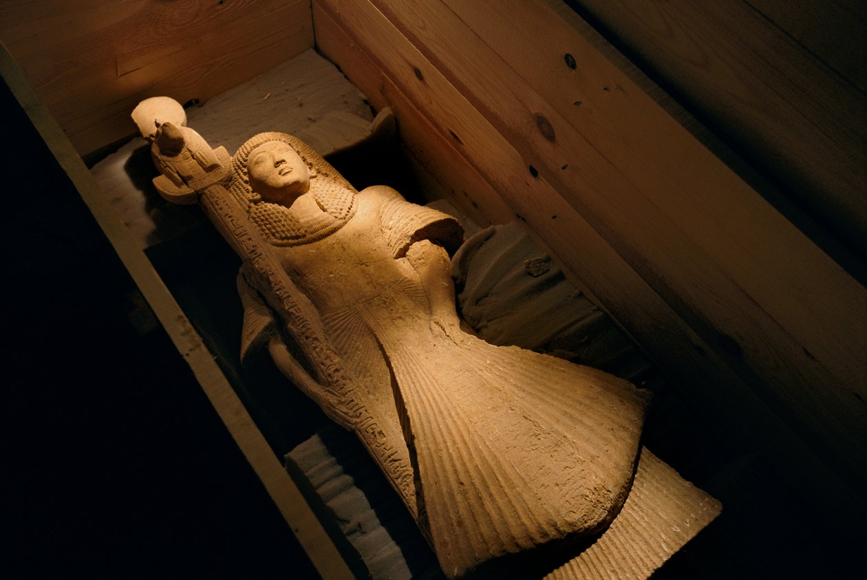 Statua di arenaria di Nebre come portabandiera della dea della guerra Sekhmet, 2002 da Kenneth Garrett