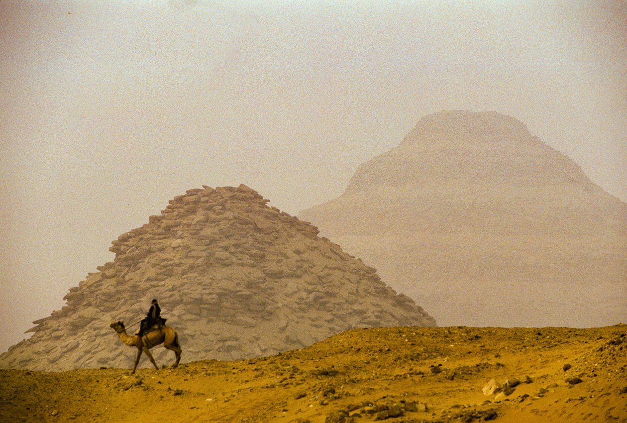Saqqara; Piramide di Teti; VI dinastia; Piramide di Djoser (sullo sfondo); Egitto da Kenneth Garrett