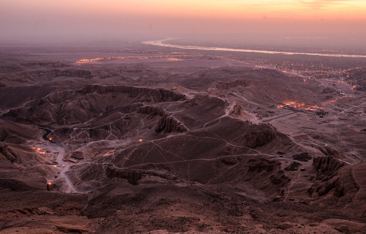 Alba che sorge sulla Valle dei Re, vista dalla cima di el-Qurn, tomba, 2003 da Kenneth Garrett