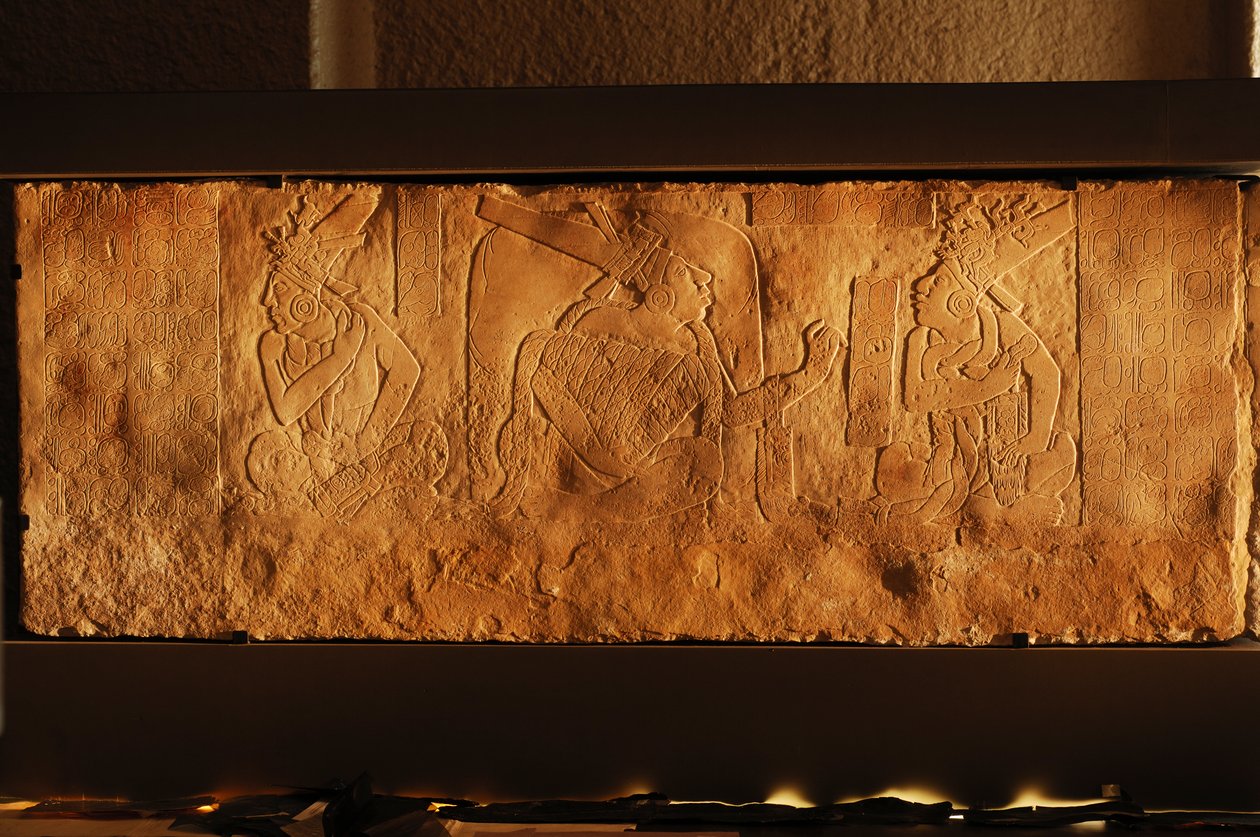 Panca del trono del Tempio 19, Palenque, Messico, incisione di Akhal Mo Nab, 2005 da Kenneth Garrett