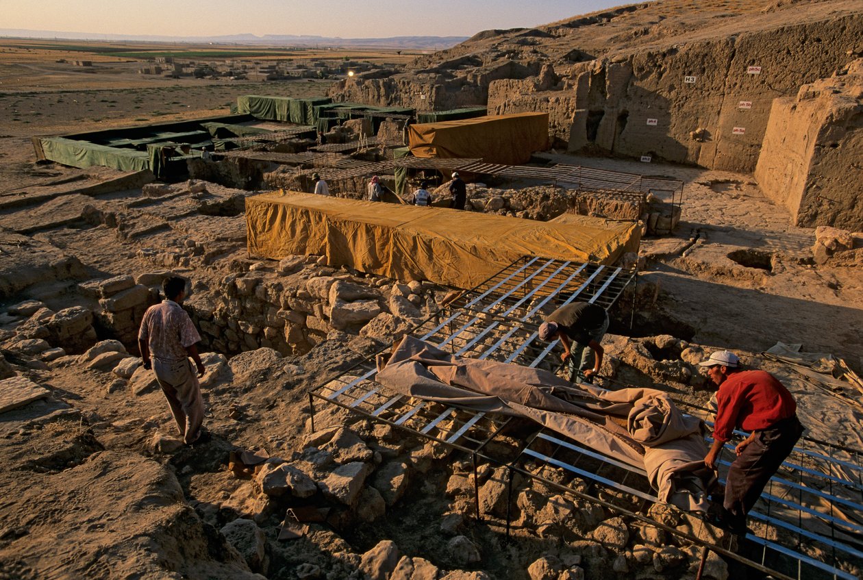 Urkesh, Impero Hurrita, Siria, 2400 a.C., Giorgio Buccellati, copertura degli scavi di fango, 2004 da Kenneth Garrett