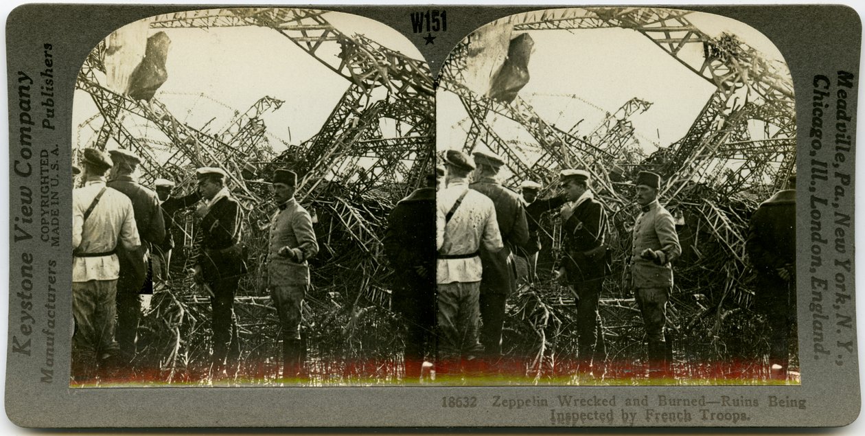 Orizzontale, stereocard seppia che mostra un gruppo di uomini in uniforme che esaminano i rottami di un dirigibile. Numero stereografico Keystone 18632. Il titolo recita da Keystone View Company