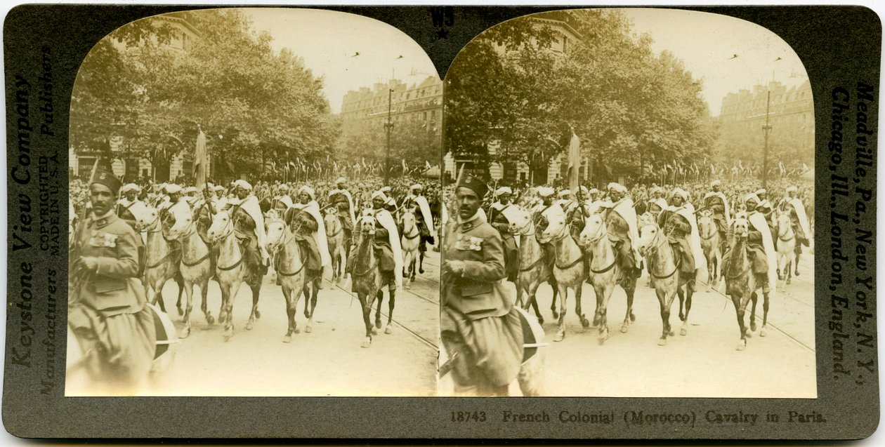 Uomini in uniforme a cavallo che marciano in una parata da Keystone View Company
