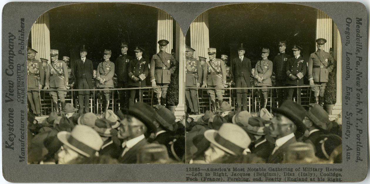 Orizzontale, stereocard seppia che mostra uomini in uniforme su una piattaforma. Da sinistra a destra da Keystone View Company