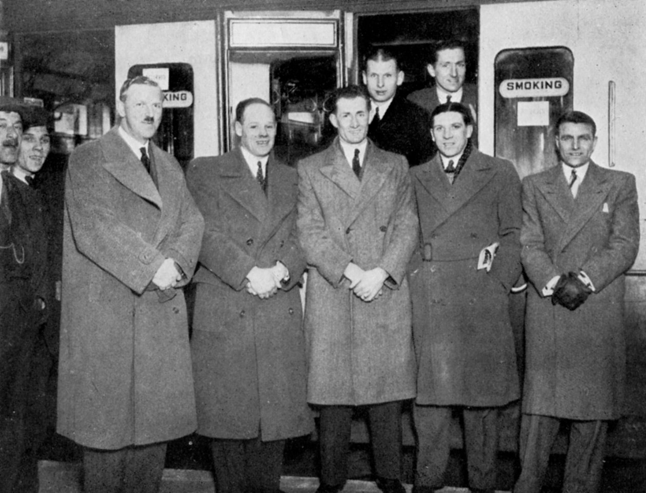 In viaggio per Wolverhampton per la partita di calcio Inghilterra vs Galles, 1936 da Keystone View Company