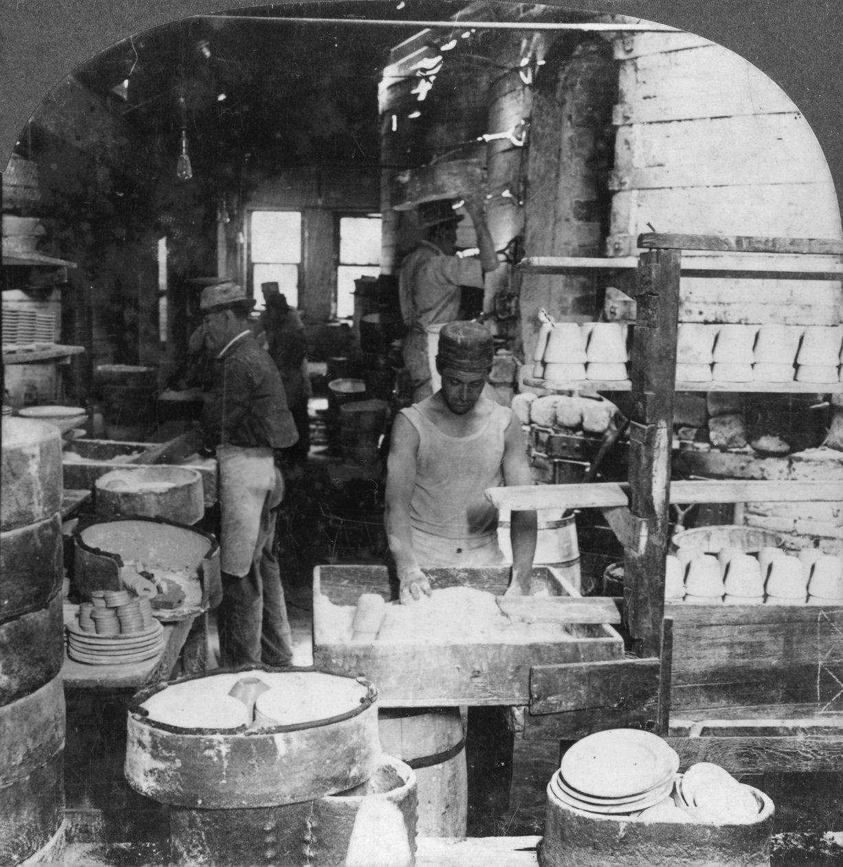 Cottura di stoviglie nel noto centro di ceramica, Trenton, New Jersey, USA, inizio XX secolo da Keystone View Company