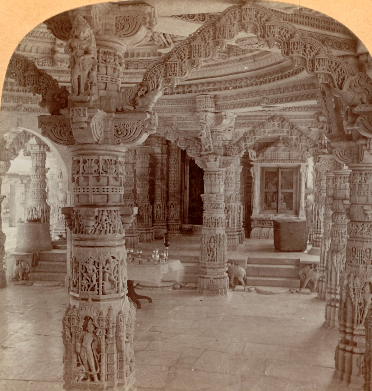Interno, Tempio Dilwara, Monte Abu, India, 1901 da Keystone View Company