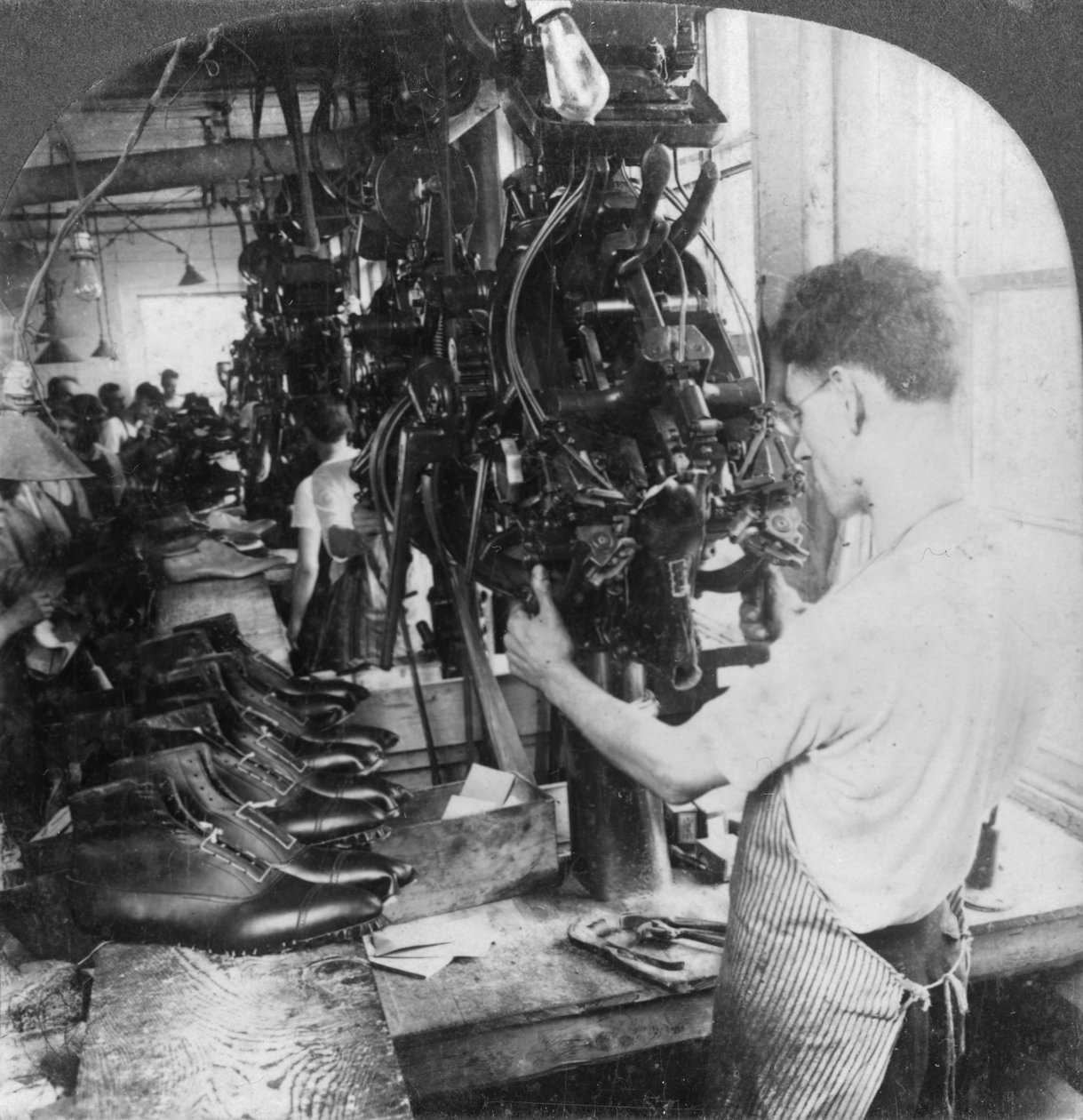 Macchina duratura che modella scarpe in una fabbrica di scarpe Lynn Massachusetts USA