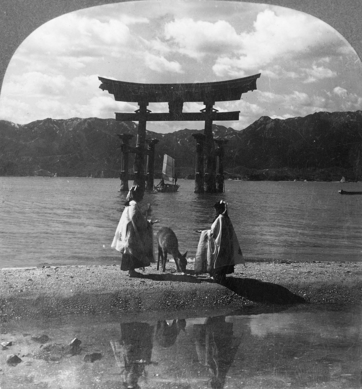 Il famoso Torii di Miyajima. Strano ingresso al famoso santuario Shinto, Giappone, 1905 da Keystone View Company