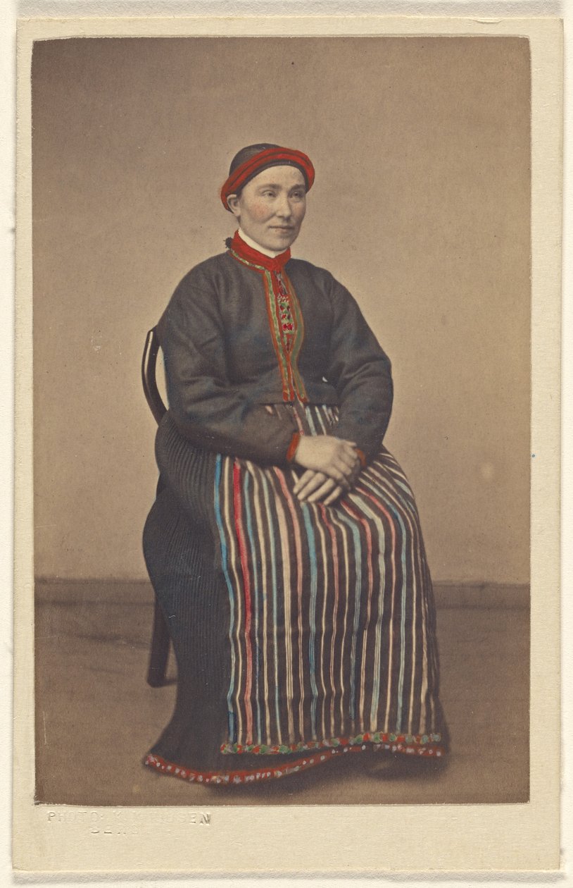 Ragazza di Osterfjorden. [donna in costume norvegese, seduta] da Knud Knudsen