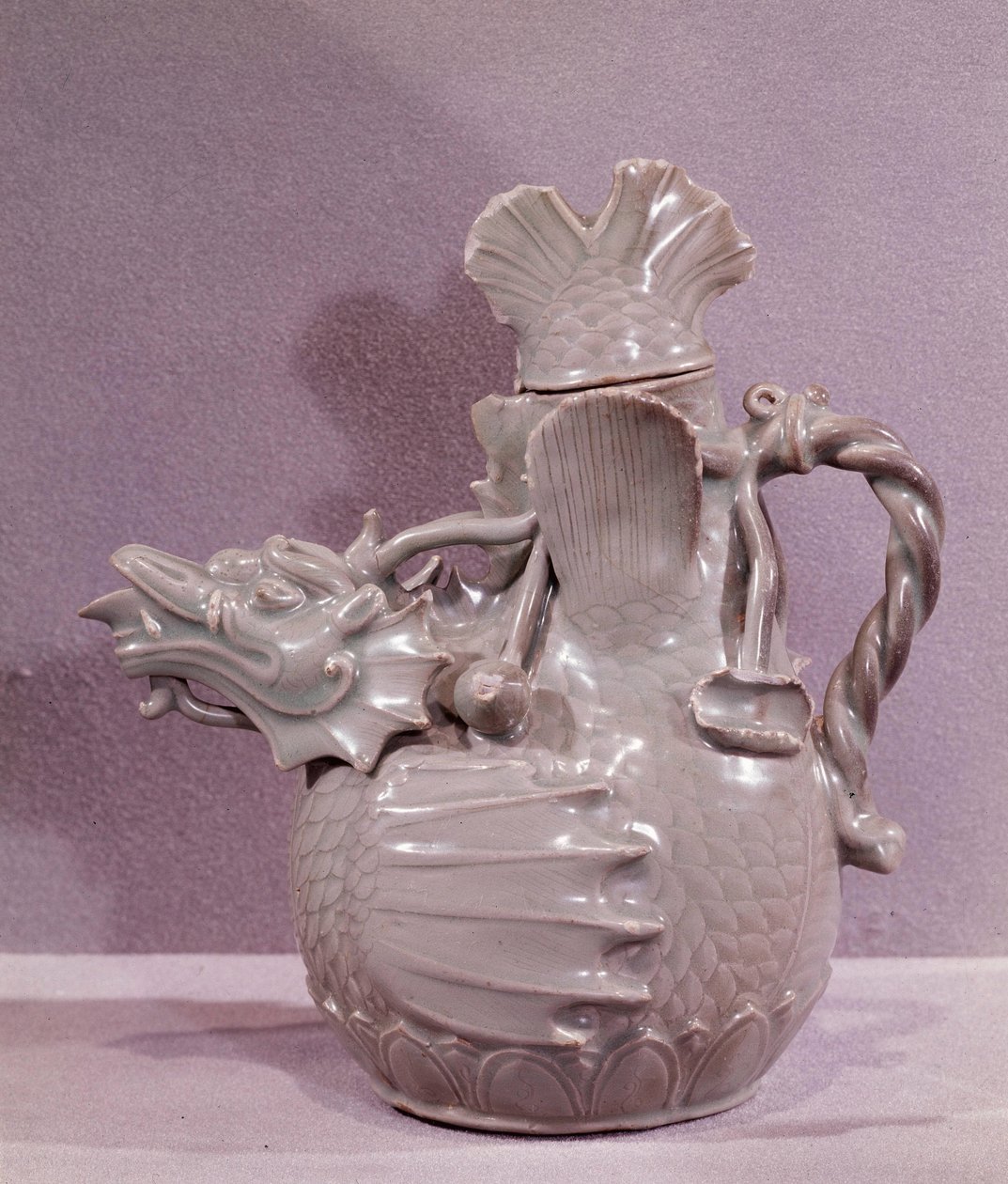 Arte coreana: acquamarina in ceramica a forma di drago acquatico. Periodo Koryo da Korean School