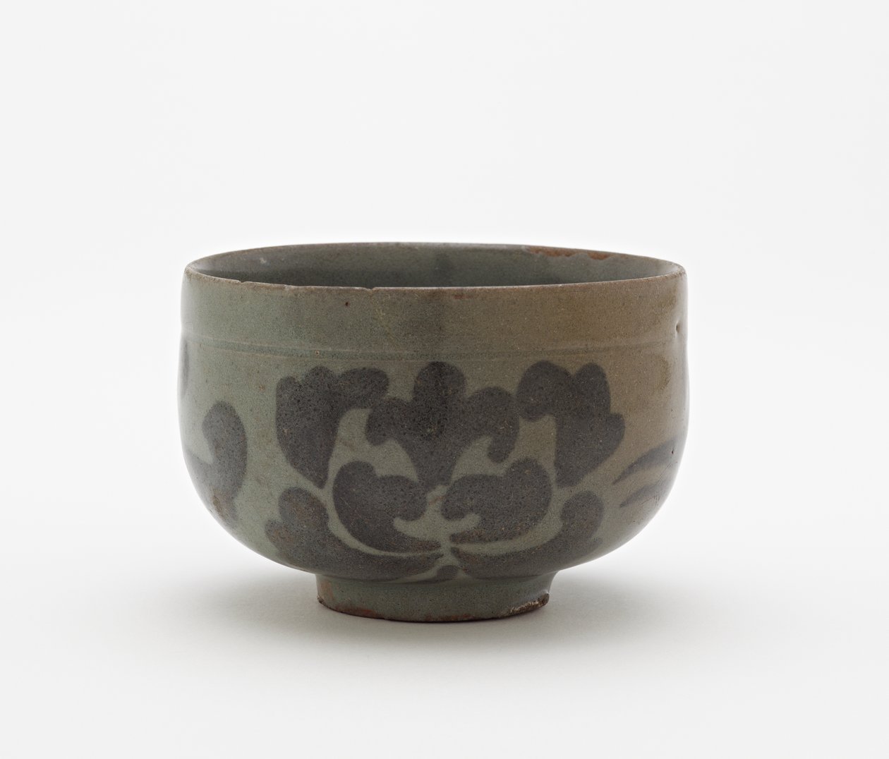 Tazza con disegno di fiori di peonia, prima metà del XII secolo da Korean School