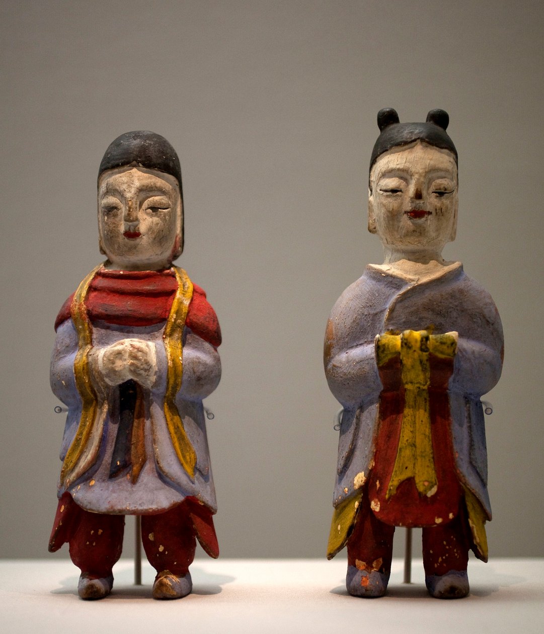 Figurine in costume da sciamano. Statuette in legno policromo, arte coreana da Korean School