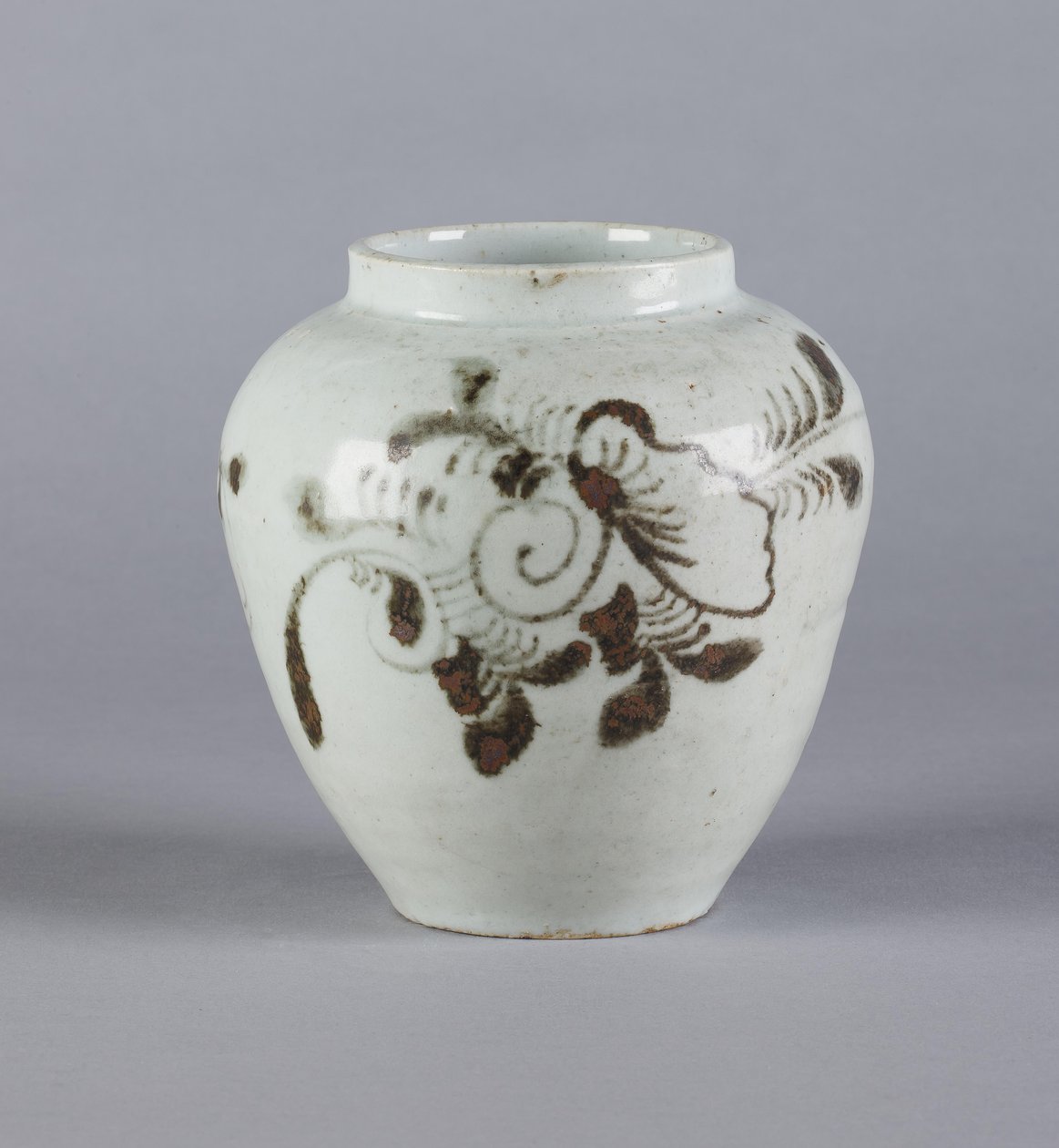 Vaso con disegno floreale, dinastia Yi, 1392-1910 da Korean School
