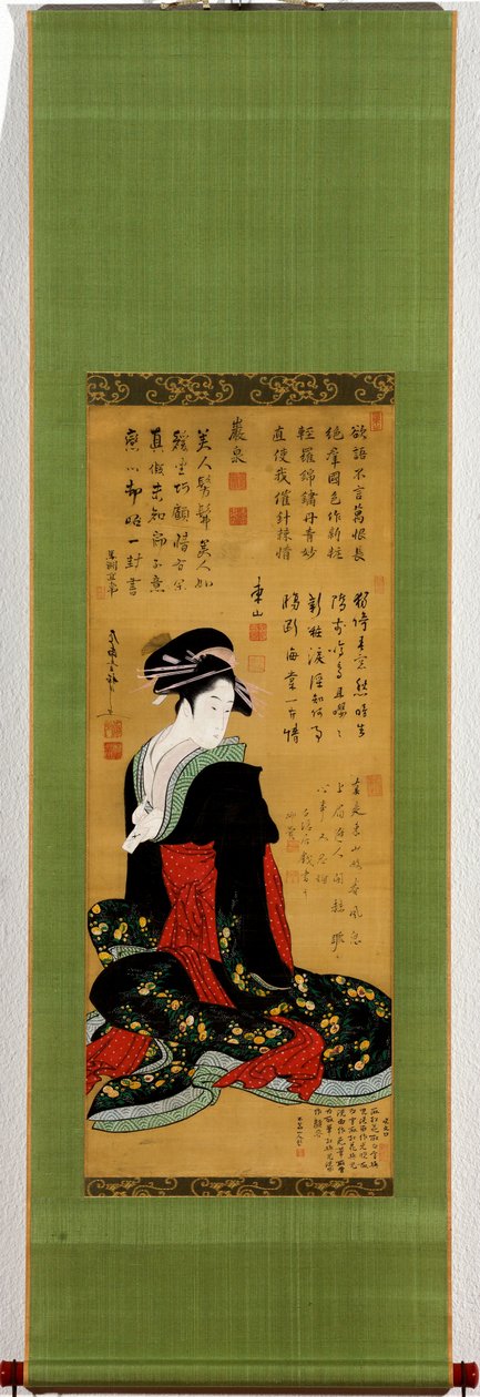 Geisha seduta che apre una lettera d