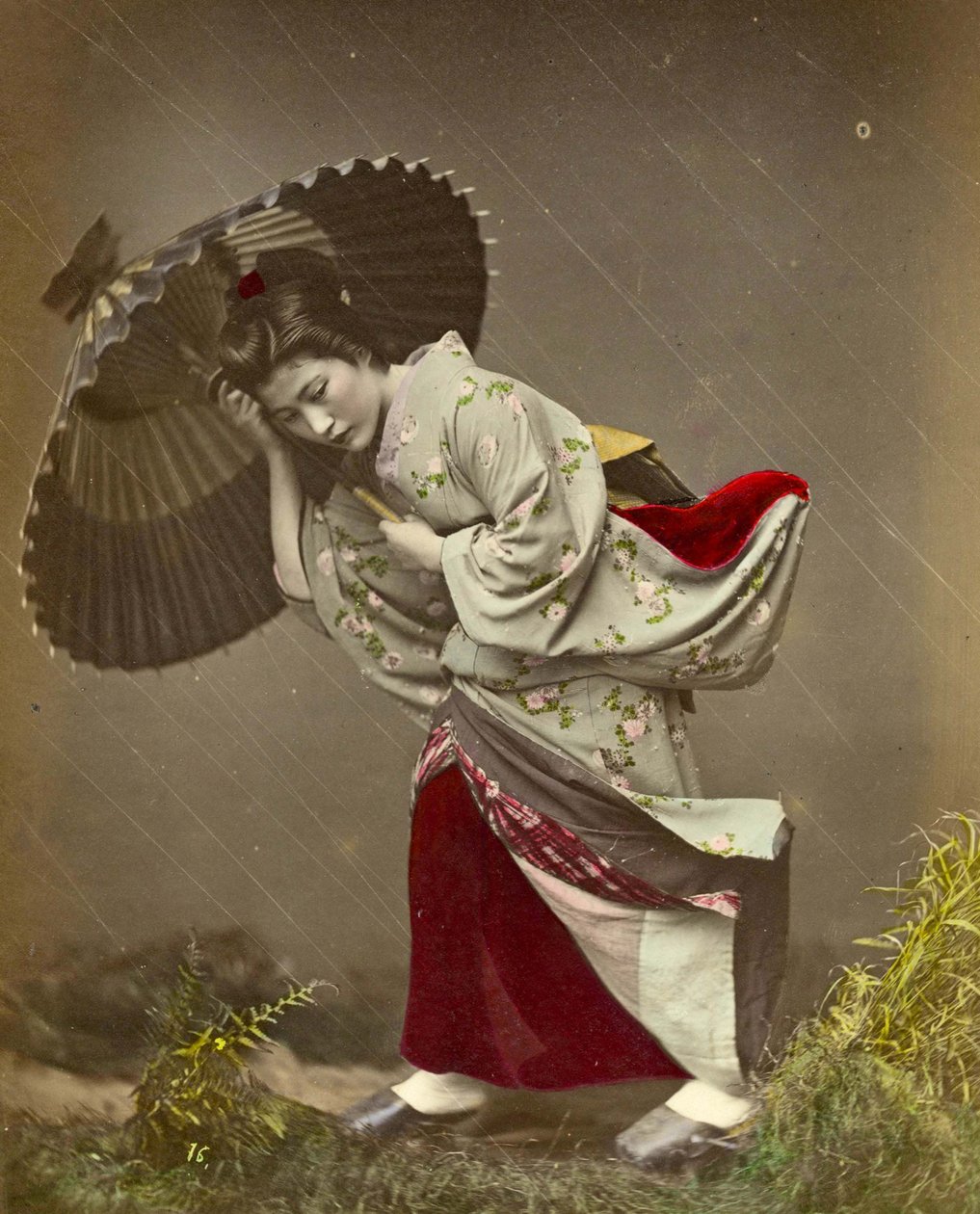 Donna sorpresa da un temporale, c.1890 da Kusakabe Kimbei