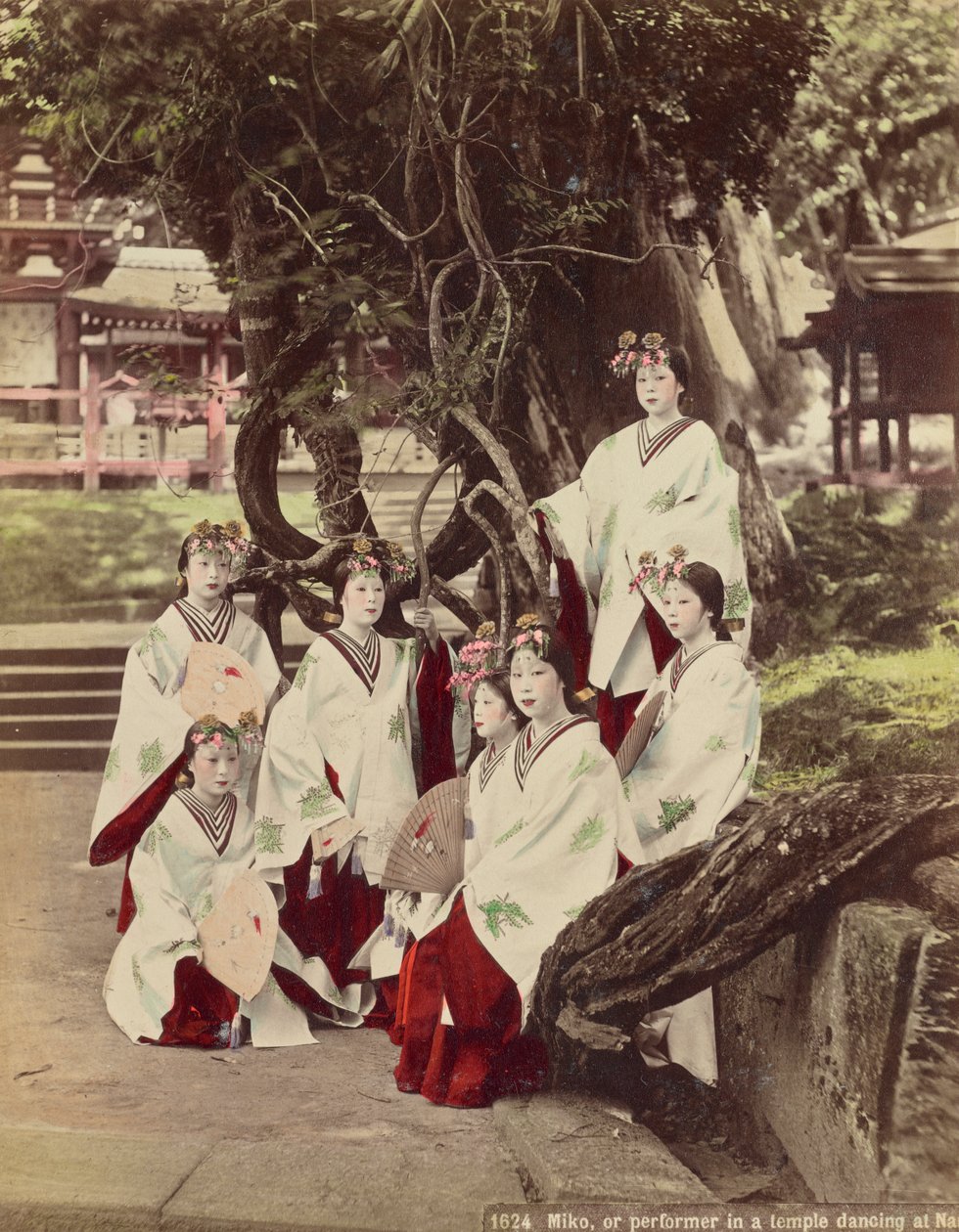 Miko, o esibizione in un tempio danzante a Nara, c.1890 da Kusakabe Kimbei