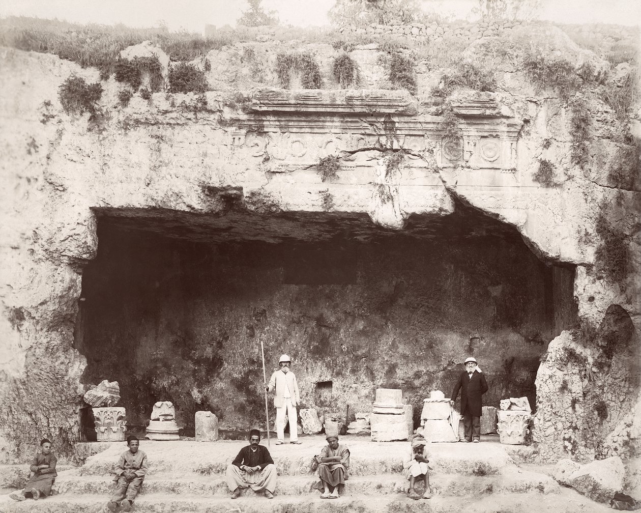 Conrad Schick (a destra) alla Tomba dei Re, Gerusalemme, 1897 da L. Schoenecke