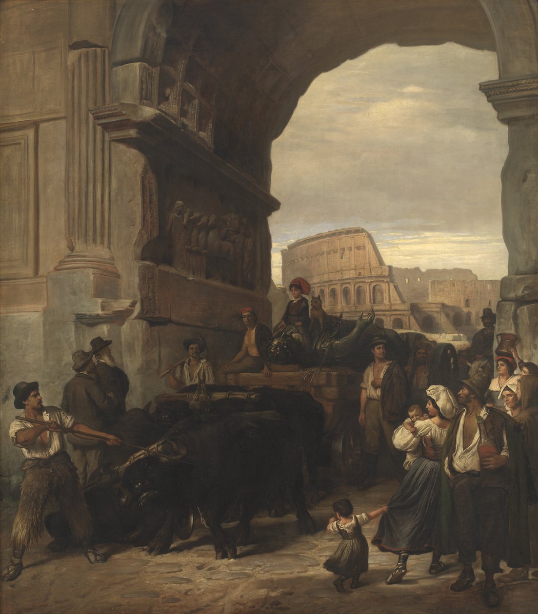 Operai romani trasportano una statua imperiale antica dal Colosseo attraverso l