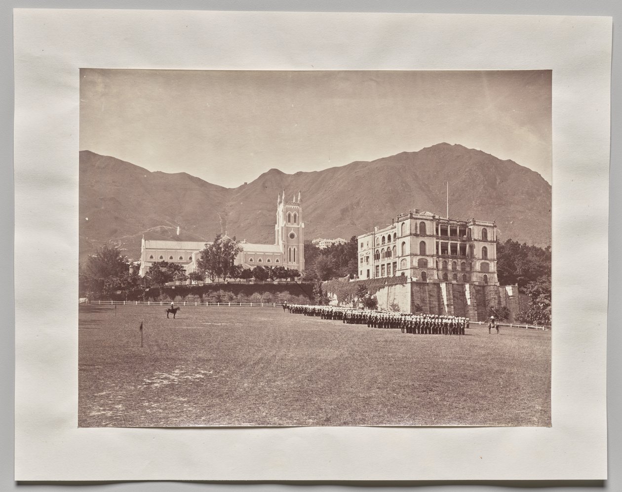 Senza titolo (Hong Kong, Cattedrale di San Giovanni, dal campo di parata, Reggimento H.M. in parata) da Lai Fong (Afong Studio)