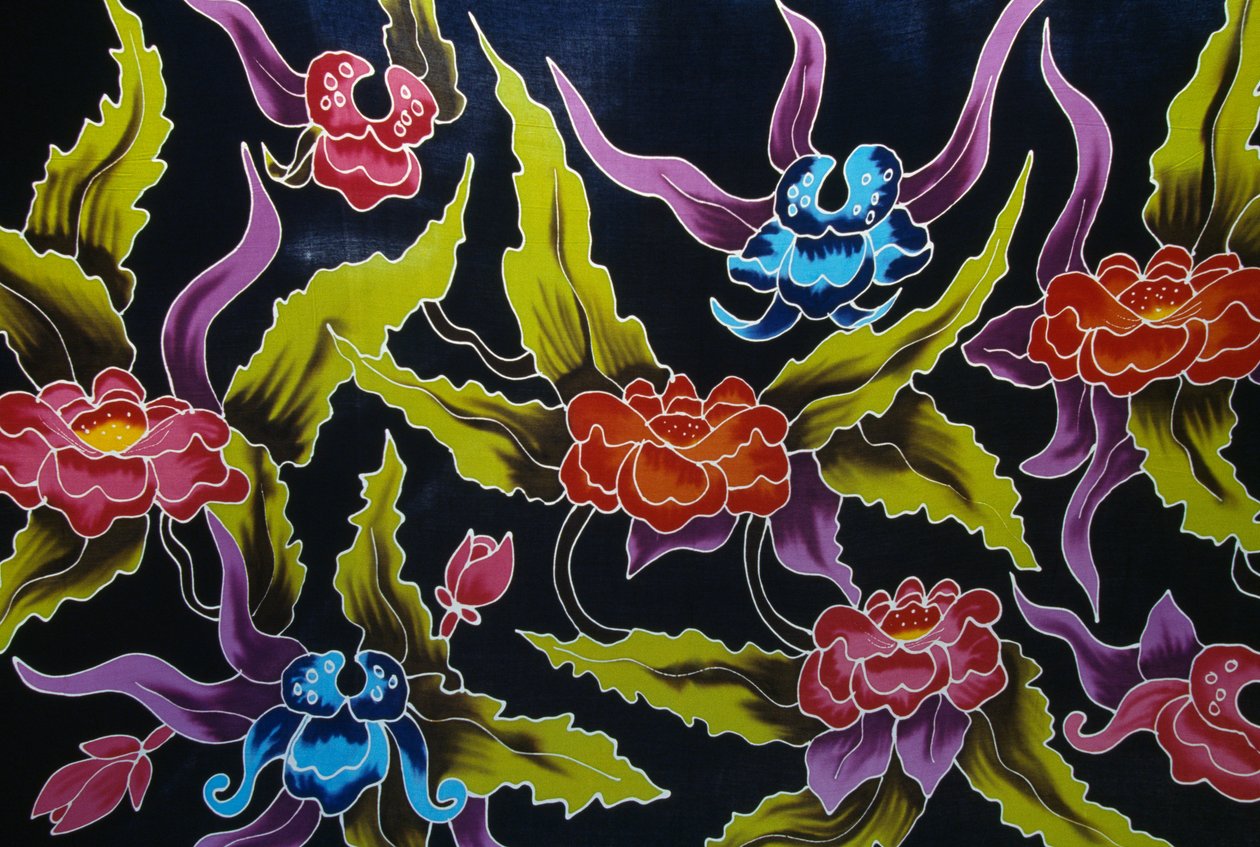 Tessuto sarong decorato con motivi floreali, isola di Moorea, Isole della Società, Polinesia Francese (territorio d