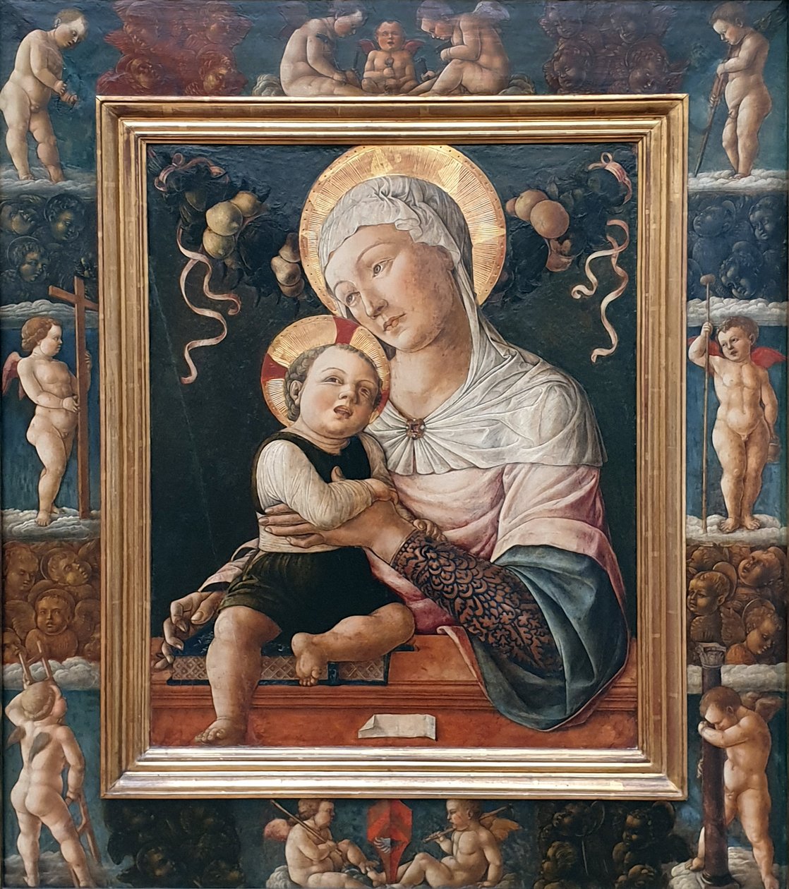 Tedesco: Maria con il Bambino, in cornice dipinta con putti Madonna e Bambino da Lazzaro Bastiani