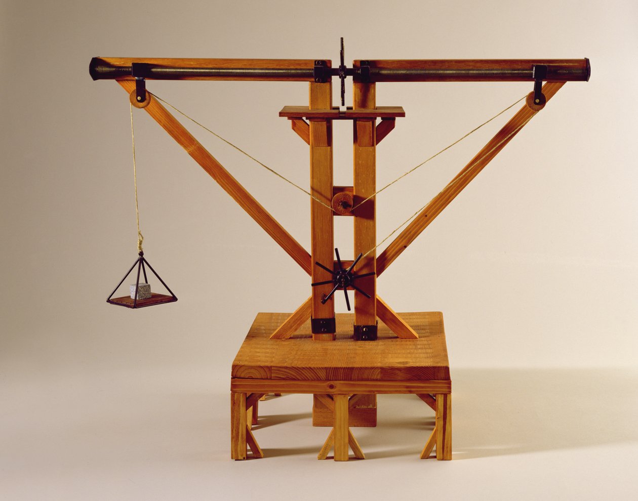 Ricostruzione del modello del progetto di Leonardo da Vinci per una gru a doppio argano da Leonardo da Vinci