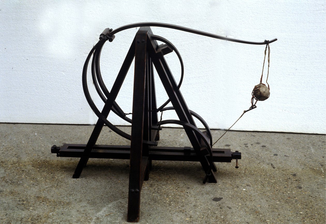 Una catapulta. Modello dal disegno di Leonardo da Vinci. Museo della Scienza e della Tecnologia, Milano. da Leonardo da (after) Vinci