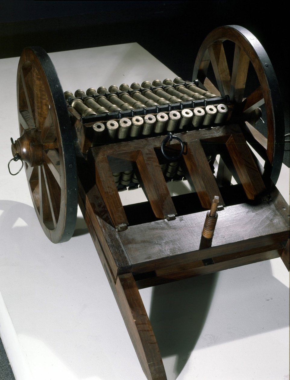 Cannone con 33 canne rotanti, modello dal disegno di Leonardo da Vinci. Museo della Scienza e della Tecnologia, Milano da Leonardo da (after) Vinci